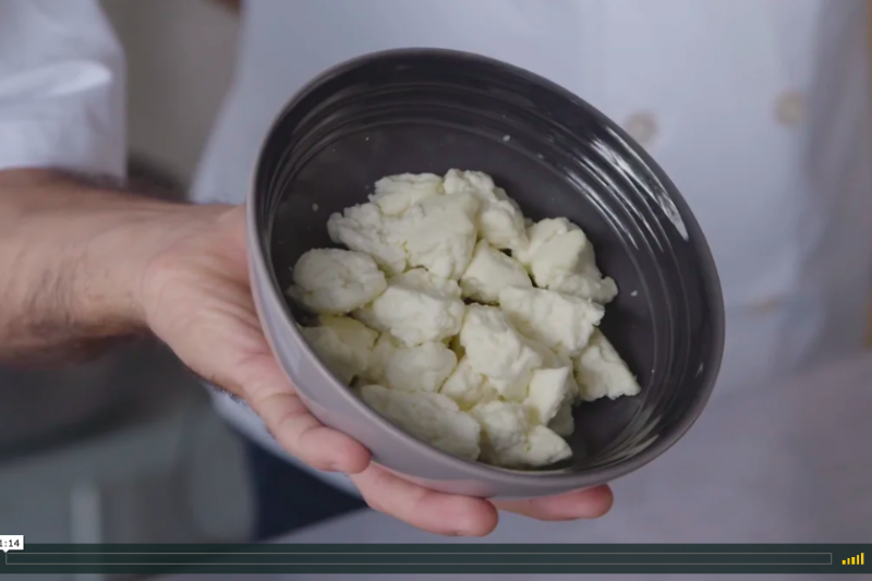 30mn+ course to learn how to make cheddar cheese curds and products shipped to you.
Contient • Vidéo • Recette • 1 sachet de cultures MOS 052 D • 1 bouteille de présure • 1 bouteille de chlorure de calcium