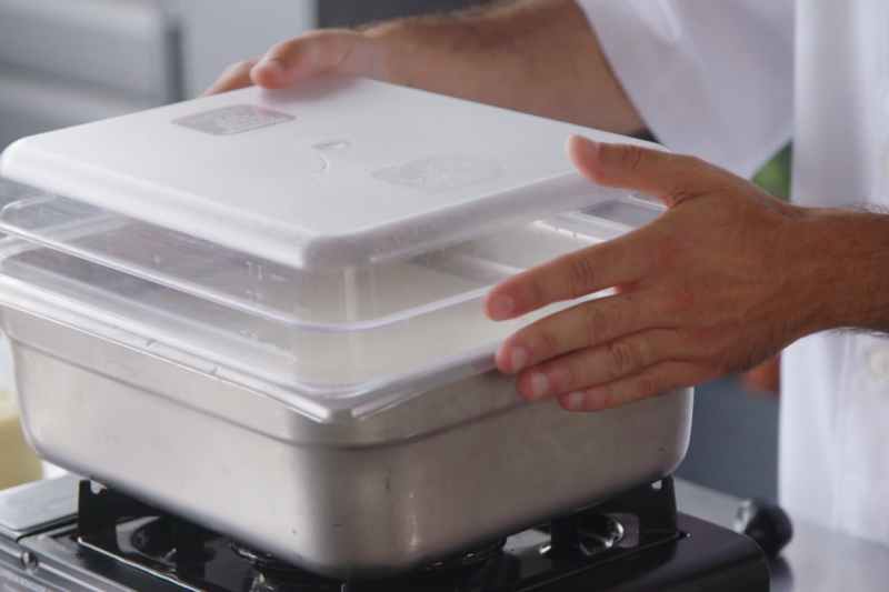 Contenant 3L en polycarbonate. Utilisé dans nos ateliers et nos vidéos pour couvrir et maintenir le lait au chaud.