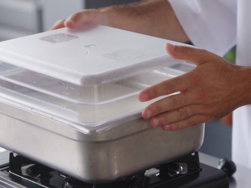 Contenant 3L en polycarbonate. Utilisé dans nos ateliers et nos vidéos pour couvrir et maintenir le lait au chaud.