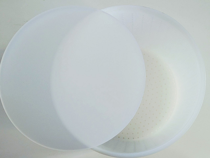 Moule rond 15cm de diamètre et 16cm de hauteur pour fromage de 1500g environ. Avec rondelle de pressage en polypropylène alimentaire.