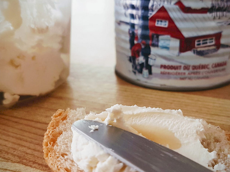 Kit d'ingrédients et matériel pour réaliser du fromage à la crème maison.
Contient • Recette • 1 sachet de cultures MW 038 N • 1 bouteille de présure • 4 faisselles • 1 sac d'égouttage