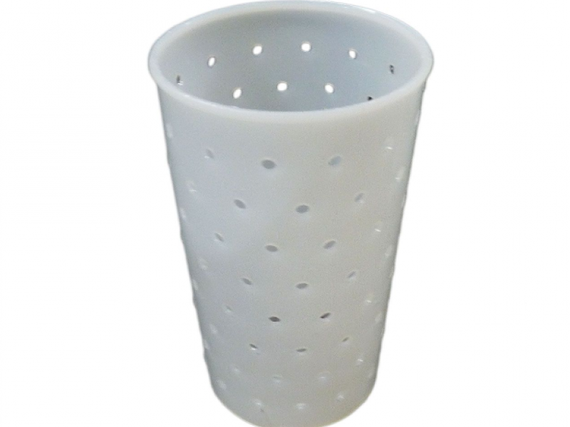 Moule conique de 12cm de hauteur et 7cm de diamètre pour fromage de chèvre de type crottin.