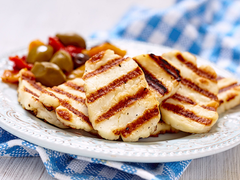 Kit d'ingrédients et matériel pour faire du fromage halloumi maison.
Contient • Recette • 1 sachet de cultures MWO 030 • 1 bouteille de chlorure de calcium