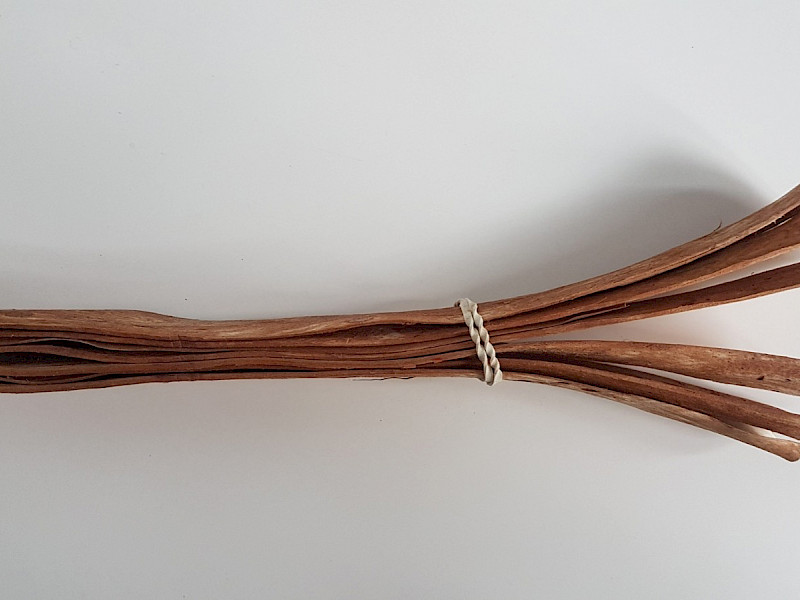 Sangle naturelle d'épicéa de dimensions 100 cm x 3 cm pour cerclage de fromage de type vacherin.
