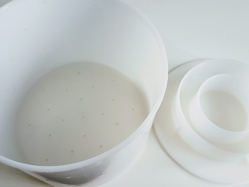Moule rond de 15cm de hauteur et 20cm de diamètre, avec foncet pour fromage de 2 à 3kg environ.