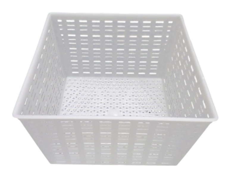 Moule carré de 14cm de côté, pour fromage de type feta, stracchino d'environ 1kg ou nécessitant un éventuel pressage.