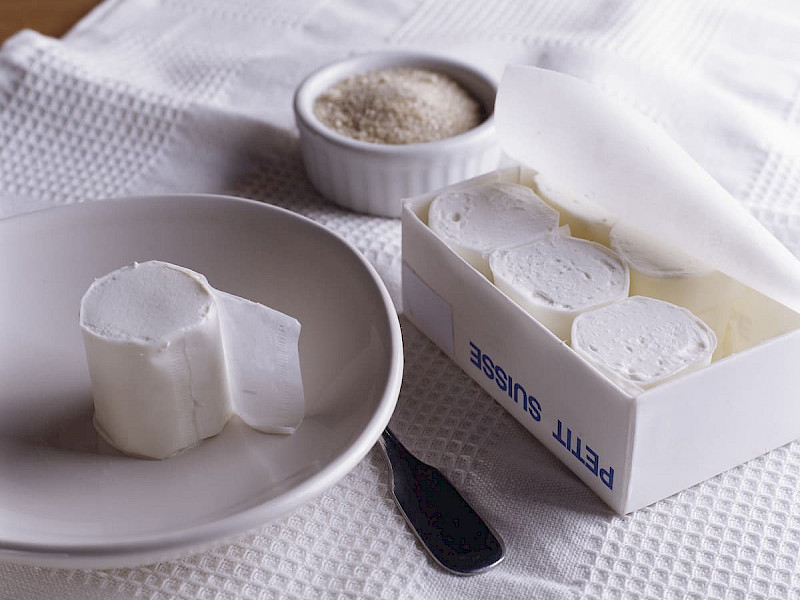 Kit d'ingrédients et matériel pour réaliser du petit suisse maison.
Contient • Recette • 1 sachet de cultures MW 038 N • 1 bouteille de chlorure de calcium • 1 bouteille de présure • 12 faisselles • 1 sac d'égouttage