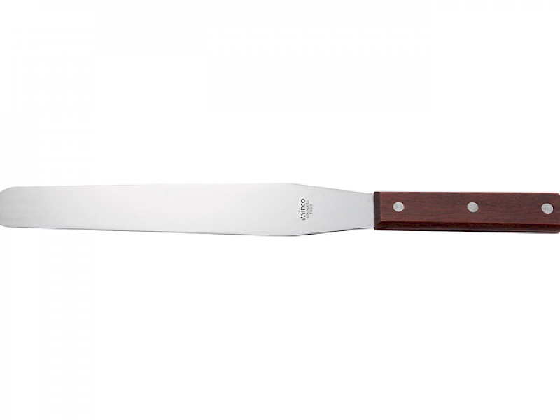 Spatule en acier inoxydable avec poignée en bois adaptée au découpage du caillé pour l'étape de décaillage.