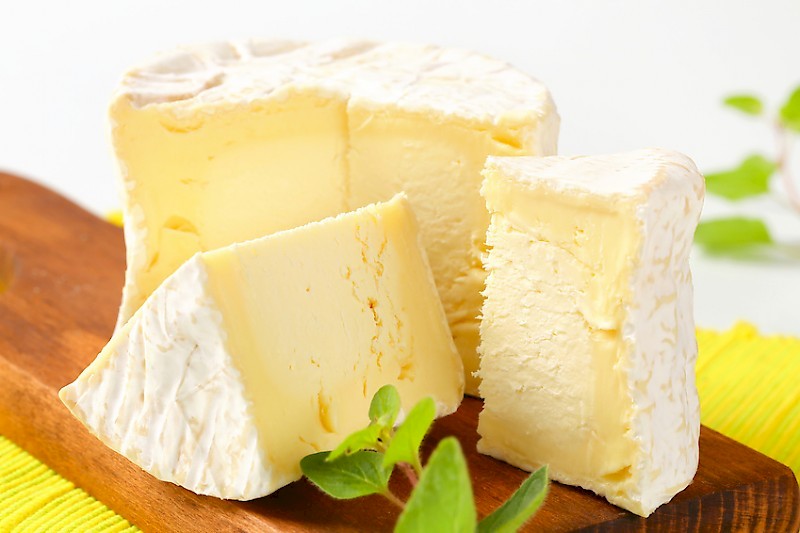Cours en ligne pour apprendre à réaliser un fromage maison de type brie triple crème.