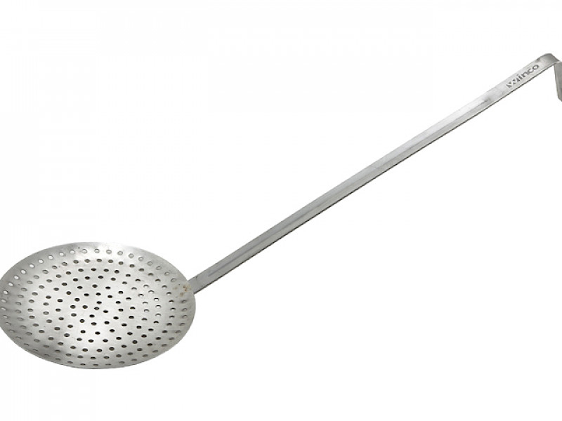 Écumoire en acier inoxydable adaptée au soutirage (prélèvement) du caillé tout en laissant s'écouler le lactosérum (petit-lait).
