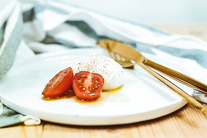 You will learn how to make homemade mozzarella that will perfectly complement your recipes, pizzas or salads. We will even show you how to easily make your homemade burrata (mozzarella with creamy heart).