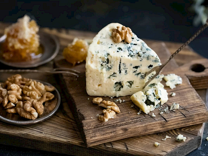 Lyopro PR is a mold culture consisting of a single strain of bright blue-green Penicillium roqueforti, specific to blue cheeses.