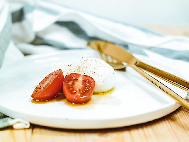 Vous apprendrez à réaliser de la mozzarella maison qui agrémentera parfaitement vos recettes, vos pizzas ou vos salades. Nous vous montrerons même comment réaliser facilement votre burrata maison (mozzarella au coeur crémeux).